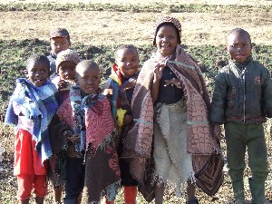De kinderen in Lesotho komen nieuwsgierig kijken
